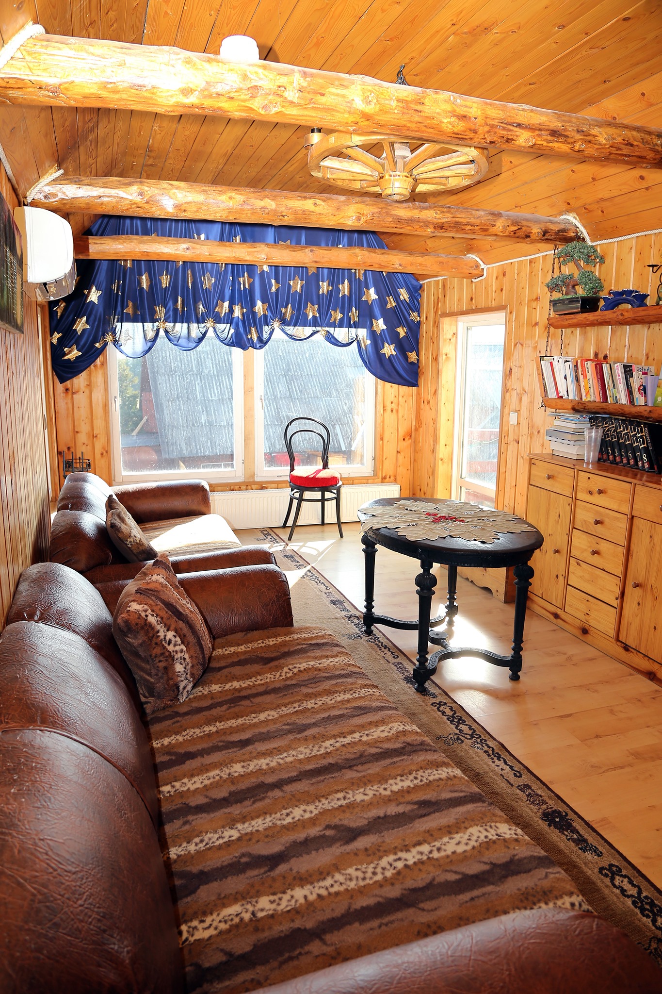 Majutusemaja elutuba